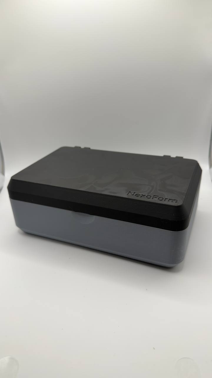 NexoForm Case – Second Edition #11 · Schwarz / Grau mit Holo-Deckel